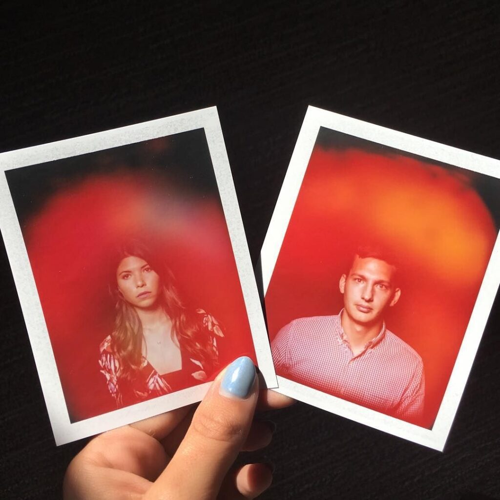 2 Kirlian-Fotografien, die die Energiefelder von zwei Menschen in unterschiedlichen Farben zeigen.