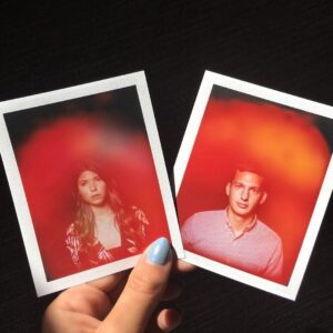 2 Kirlian-Fotografien, die die Energiefelder von zwei Menschen in unterschiedlichen Farben zeigen.